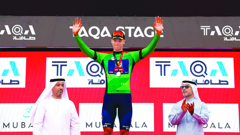 الإيطالي جوناثان ميلان على منصة التتويج. من المصدر