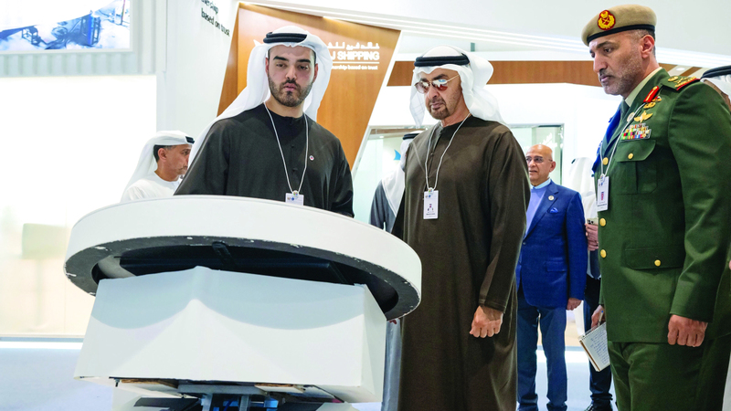 محمد بن زايد خلال جولة في معرض &laquo;نافدكس 2025&raquo;. وام