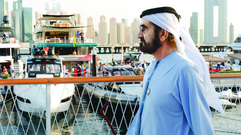 محمد بن راشد خلال تفقد عدد من أجنحة الشركات المشاركة في المعرض. وام