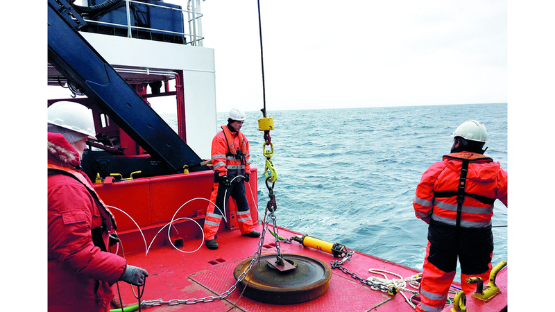 علماء البعثة الإسبانية خلال تنفيذ دراستهم لقاع المحيط القطبي. من المصدر