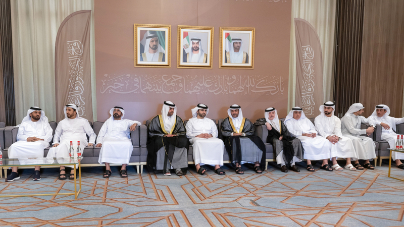 منصور بن محمد خلال حضوره حفل الزفاف. من المصدر