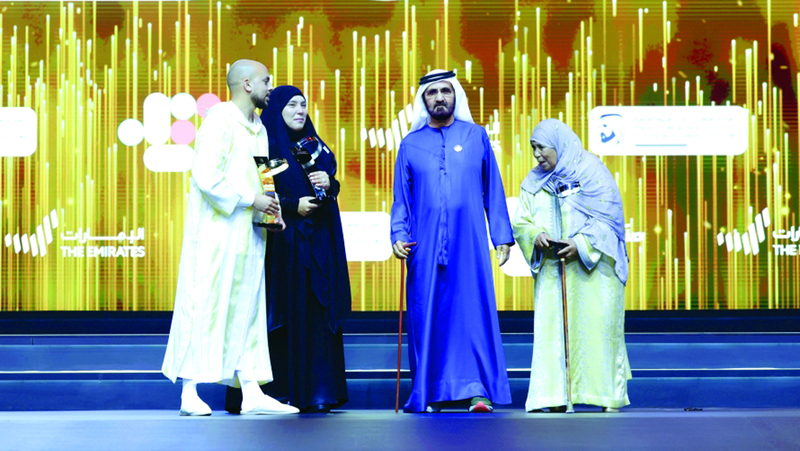 محمد بن راشد خلال تكريمه أحمد زينون والمتأهلتين للنهائيات سمر نديم وخديجة القرطي. من المصدر