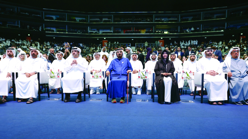 محمد بن راشد خلال الحفل الختامي لمبادرة «صنّاع الأمل». من المصدر