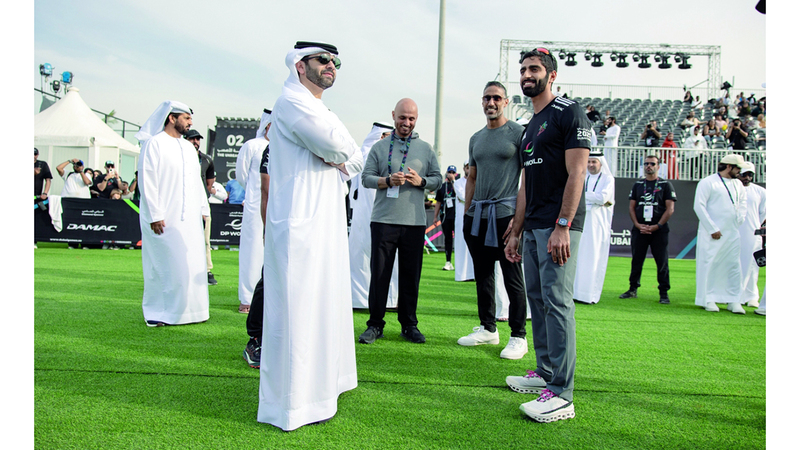 منصور بن محمد خلال متابعته فعاليات النسخة السادسة من &laquo;ألعاب دبي&raquo;. من المصدر