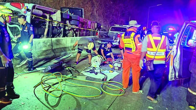 رجال الشرطة والإطفاء يتابعون عمليات الإنقاذ. رويترز