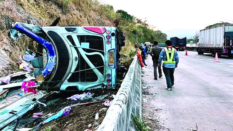 حطام الحافلة المنكوبة.  إي.بي.إيه