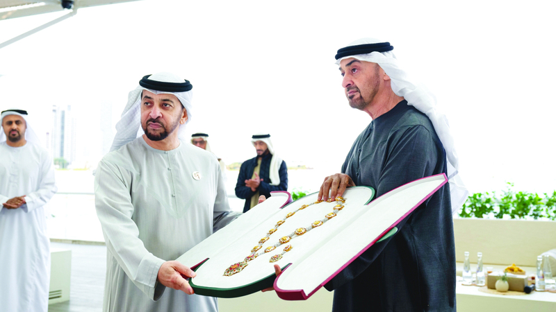 رئيس الدولة خلال تقليد حمدان بن زايد &laquo;وسام أمّ الإمارات&raquo;. وام