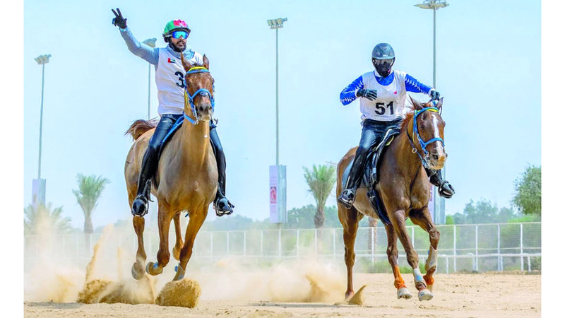 الفرنسية أليس والسريلانكي نيروشان لحظة الوصول إلى خط النهاية. من المصدر