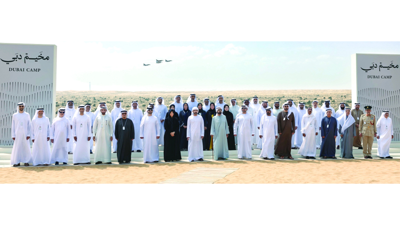 محمد بن راشد خلال حضوره فعاليات &laquo;مخيم دبي&raquo;.  من المصدر