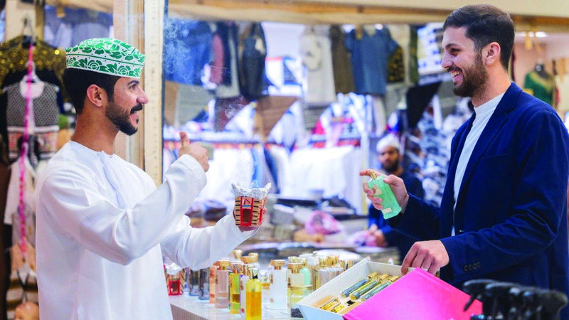 «القرية» تتيح لضيوفها استكشاف المنتجات الخاصة بشهر رمضان وعيد الفطر. من المصدر    