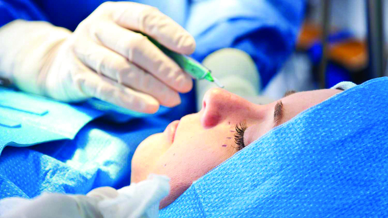 عمليات التجميل المتكررة تؤدي إلى مضاعفات منها عدم تناسق الملامح مع مرور الوقت. أرشيفية