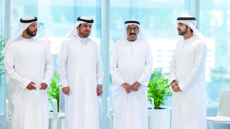 حمدان بن محمد خلال لقائه مجموعة من المتبرعين من رعاة المساجد والمطورين العقاريين. من المصدر