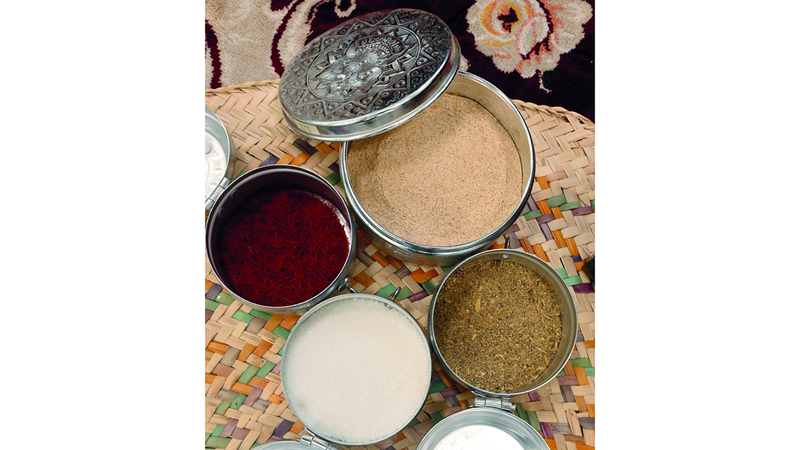 التمر والطحين والزعفران والهيل الناعم أبرز مكونات المحلى.