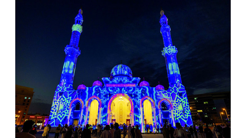 مسجد الشيخ راشد بن محمد بن راشد آل مكتوم يتلألأ في رمضان. تصوير: دينيس مالاري