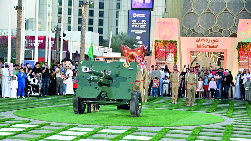 مدفع الإفطار في «حي رمضان» يحظى باهتمام كبير من الزوار. من المصدر