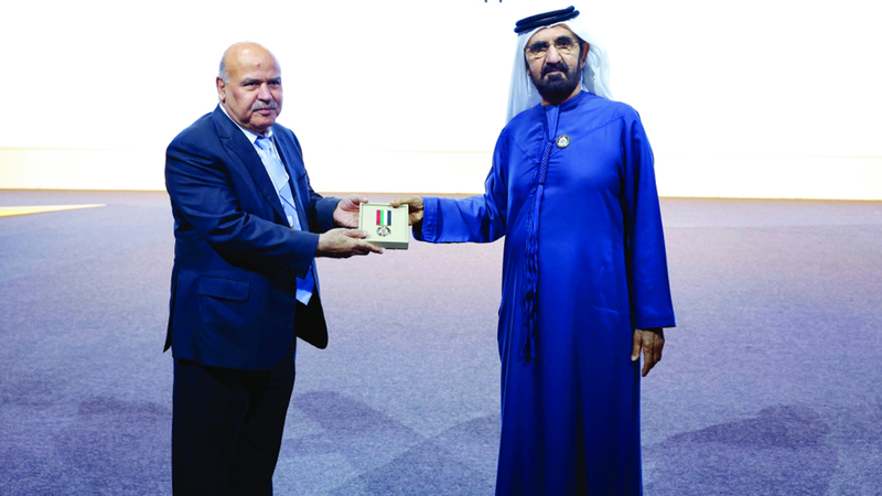 محمد بن راشد أثناء تقليد مرويس عزيزي &laquo;وسام محمد بن راشد للعمل الإنساني&raquo;. من المصدر