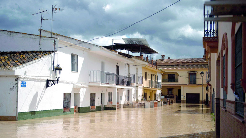 شارع غمرته المياه بسبب الفيضانات. أ.ف.ب