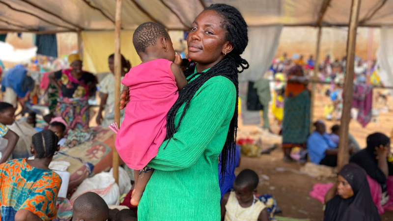 اللاجئة الكونغولية &laquo;أتوشا&raquo; تحاول تهدئة طفل يبكي في أحد الملاجئ. من المصدر