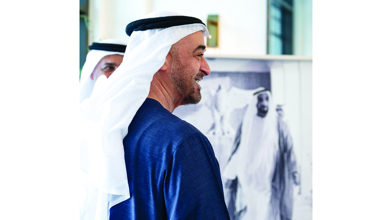 رئيس الدولة خلال اطلاعه على استراتيجية وأهداف &laquo;مؤسسة محمد بن زايد للأثر الإنساني&raquo;. وام