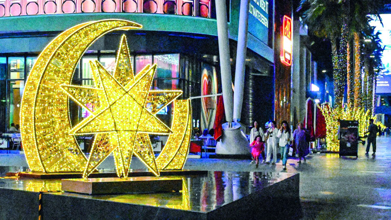 زينة رمضان بمنطقة «سيتي ووك» في دبي. تصوير: نجيب محمد