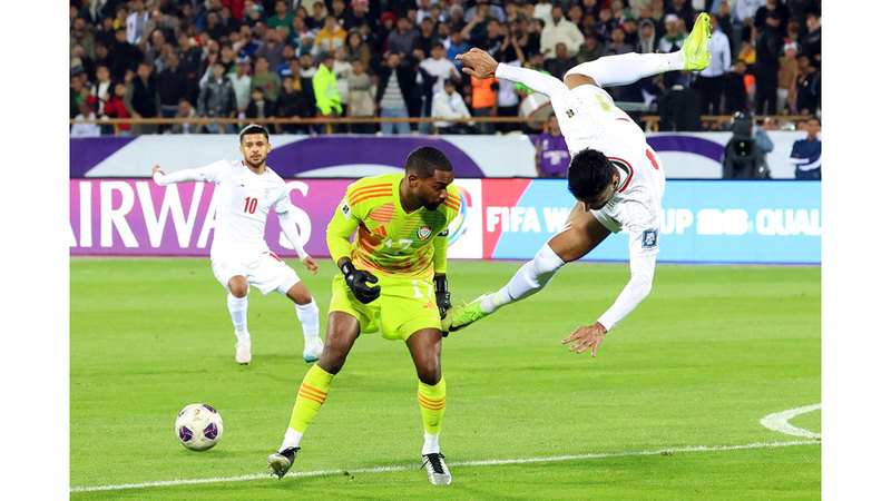 حارس «الأبيض» خالد عيسى في مواجهة لاعب منتخب إيران محمد محبي.  إي.بي.إيه