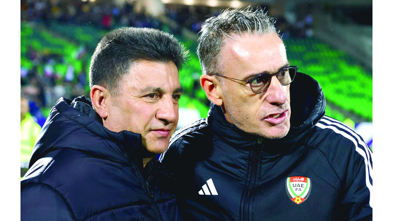 بينتو مع مدرب إيران أمير قالينوي خلال المباراة. أ.ف.ب