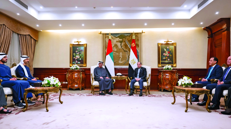 رئيس الدولة والرئيس المصري خلال جلسة المباحثات. وام