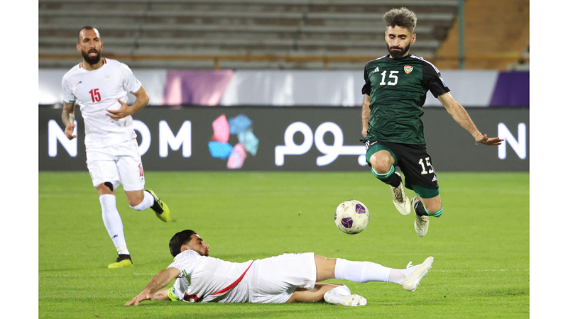 يحيى نادر يقود هجمة للمنتخب الوطني نحو المرمى الإيراني. إي.بي.إيه