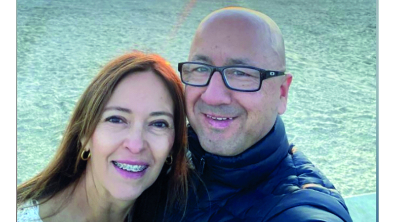 غلاديس برفقة زوجها في كاليفورنيا. من المصدر