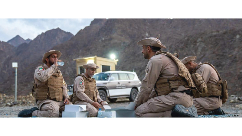 جنود حرس الحدود خلال تناول وجبة الإفطار. تصوير: علي ملحم