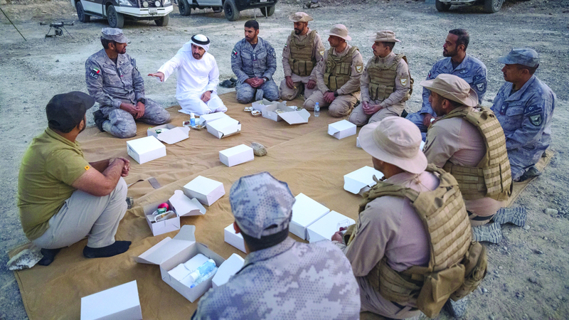 حمدان بن محمد يشارك فِرَق حرس الحدود بمنطقة حتا طعام الإفطار. وام