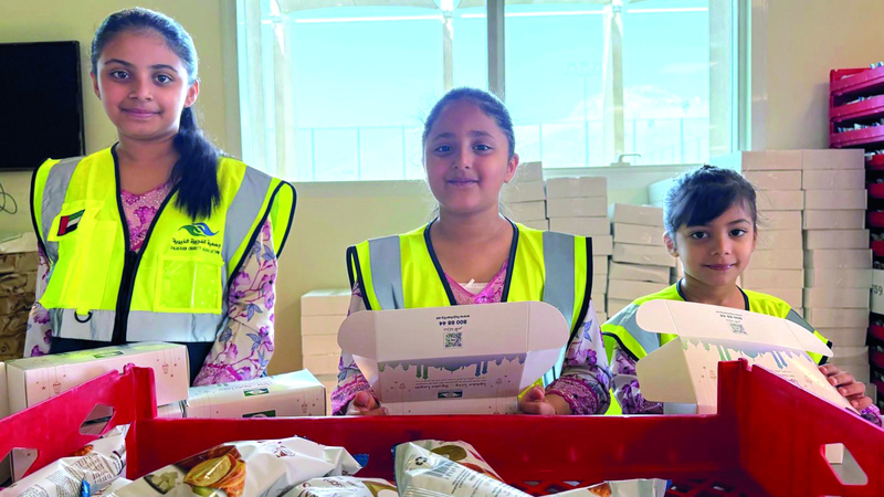 الطفلة ماريا آل علي (على اليسار) برفقة طفلتين متطوعتين. من المصدر