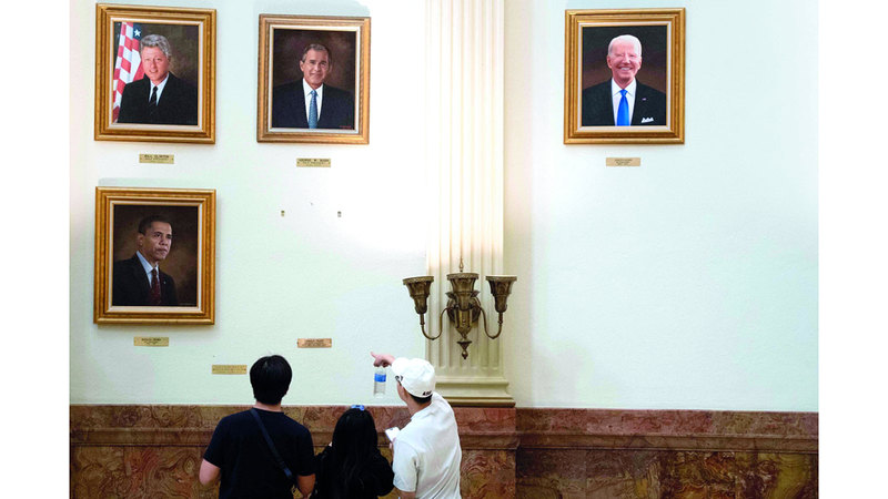 صورة ترامب المنزوعة كانت إلى جانب صور لرؤساء أميركيين آخرين. أ.ف.ب