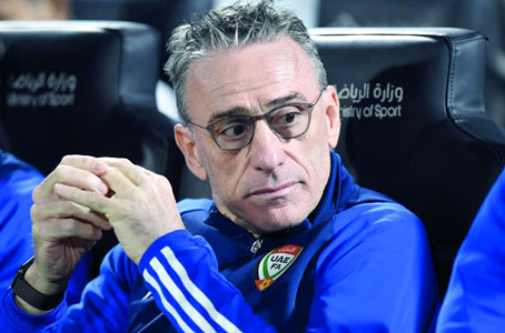 المدرب بينتو في آخر مباراة له مع المنتخب أمام كوريا الشمالية. رويترز