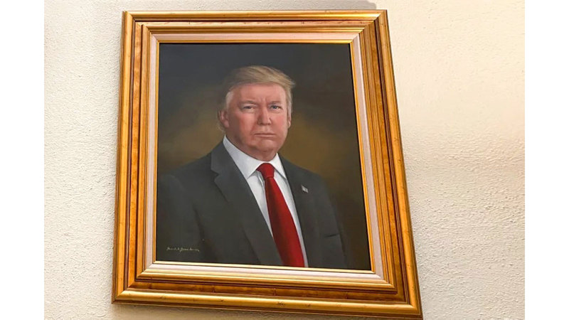 ترامب لم يُفصح عن سبب عدم إعجابه بالصورة. أ.ب