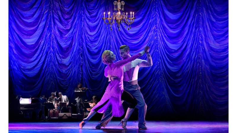 عرض راقص للنجمين كورنيجو وجيسيلا غالياسي. من المصدر    