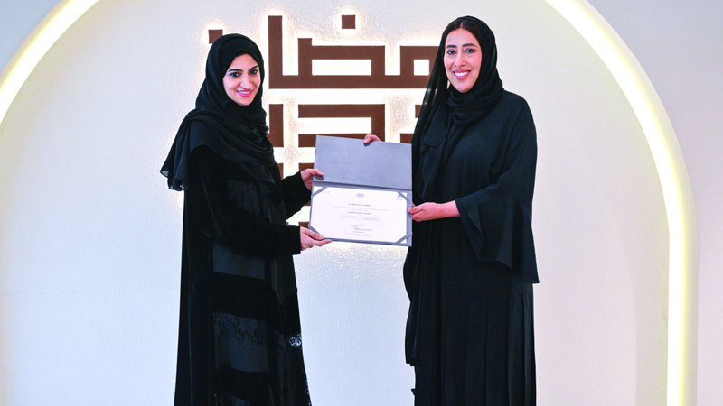 منى المري تكرم أسماء الياسي بالمركز الأول في المسابقة. تصوير: أشوك فيرما