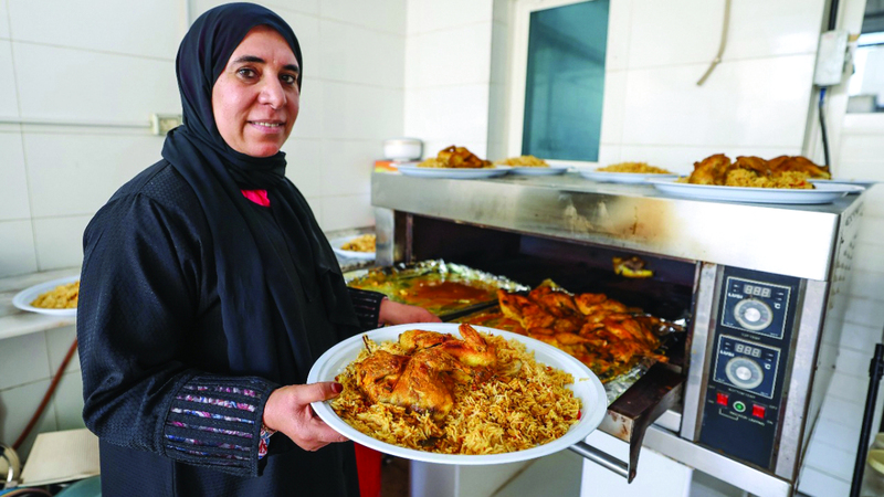 «أم عبدالله»: مادام هناك من يحتاج إلى وجبة إفطار.. فسنطهو ونعطي من قلوبنا.
