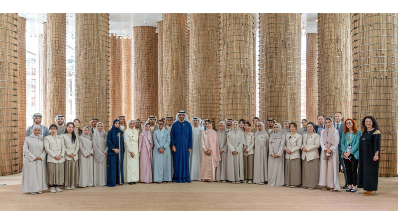 الجابر والكعبي ونخبة من المسؤولين خلال افتتاح الجناح. وام