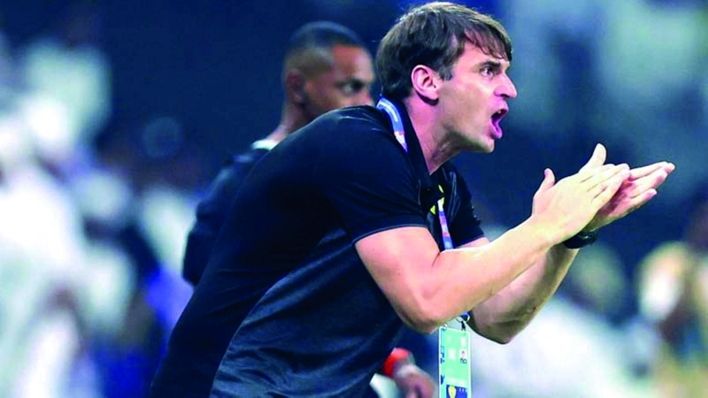 ميلوش يسدي تعليماته للاعبي الوصل خلال مباراة الوحدة.  تصوير: سالم خميس