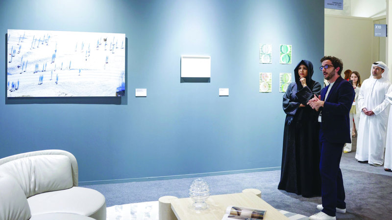 لطيفة بنت محمد أشادت بتنوع أعمال «آرت دبي» التي عكست رؤى إبداعية متميزة. من المصدر
