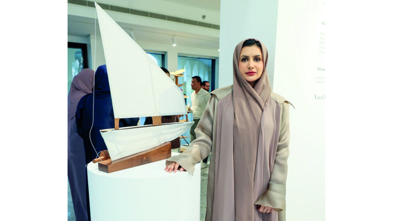 هاجر مع «طائرتها» في المعرض بمركز «تشكيل» في دبي. تصوير: عبدالله المطروشي