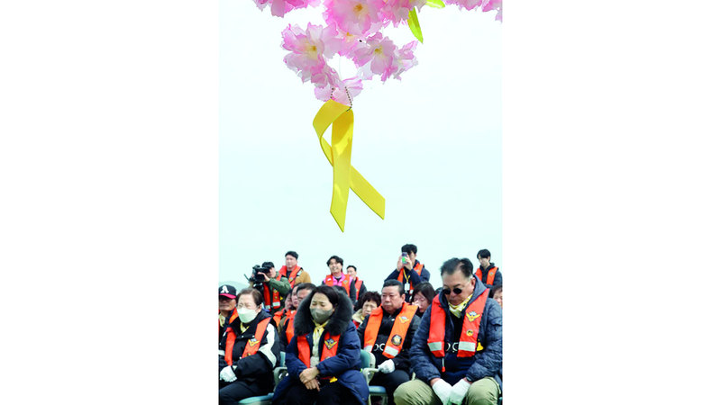 أفراد عائلات الضحايا في حفل تأبين لتكريم ضحايا غرق العبارة. إي بي إيه