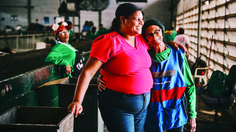 سوزا (يسار) أصبحت صوتاً بارزاً في مجال البيئة وحقوق العمال. من المصدر