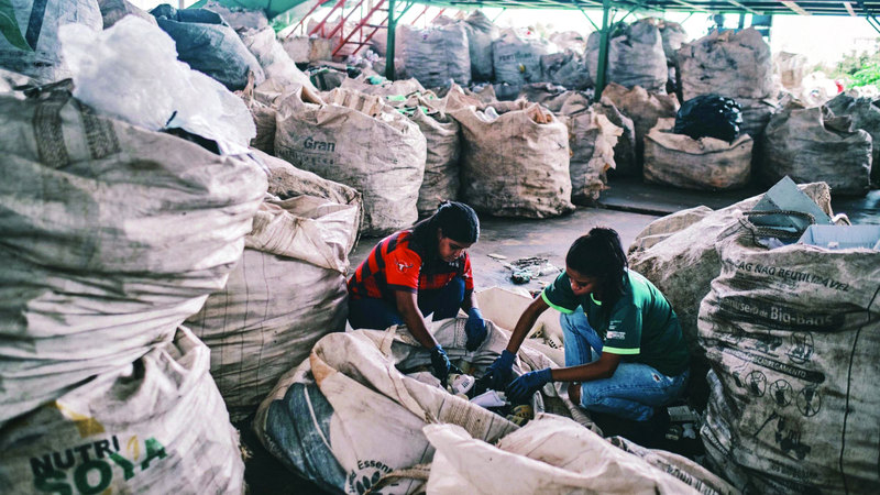 النساء يشكلن أكثر من 70% من العاملين في جمع وإعادة تدوير النفايات في البرازيل. من المصدر