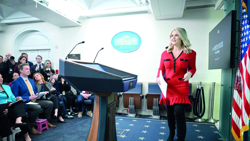 كارولين ليفيت وهي ترتدي فستاناً أحمر بتطريز أسود لفتت انتباه دبلوماسي صيني. أرشيفية