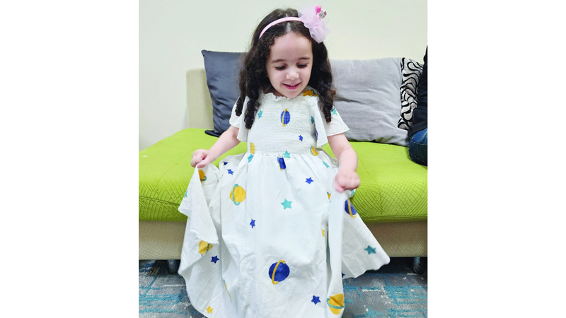 «منيرة» تستطيع اللعب والتكلم مع الآخرين. الإمارات اليوم