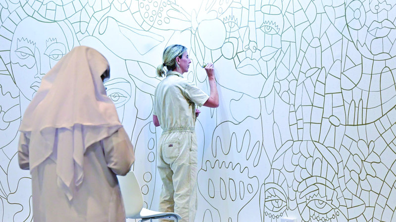 بعض الأعمال الفنية تجري مباشرة في عرض حي. تصوير: باتريك كاستيلو