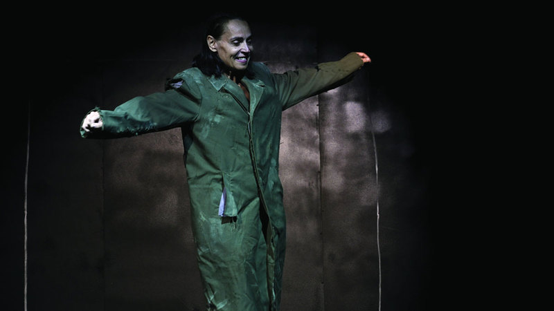 العرض الروسي «من يعرف أحداً؟» وضع بصمته الخاصة ضمن عروض المهرجان. من المصدر