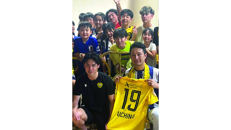 اللاعب تاكاشي مع أفراد من الجالية اليابانية في دبي. من المصدر